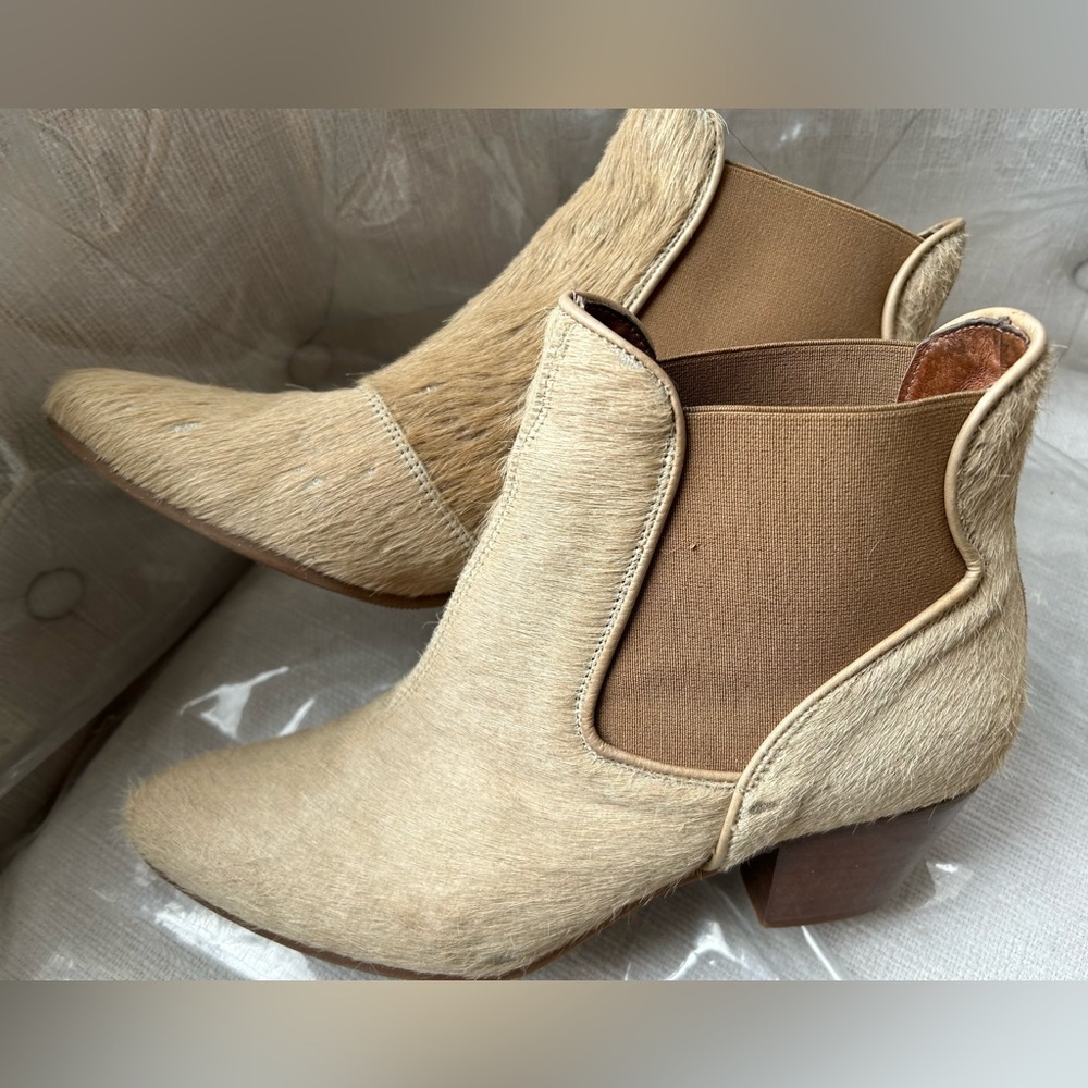 Light creamy Beige Pony Hair sz 9 minor wear